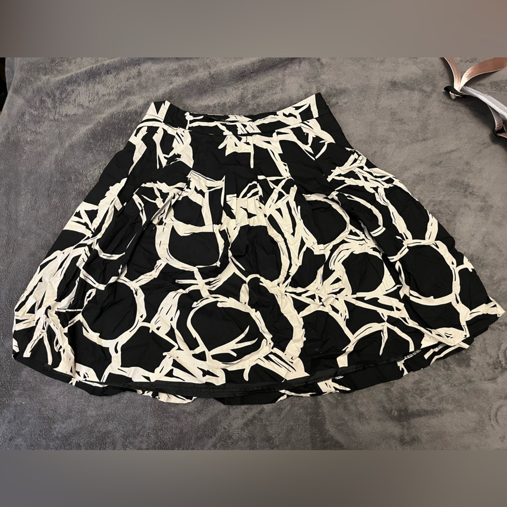 Black and white abstract H and M skirt in size 6.
